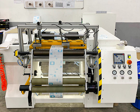 How does slitter rewinder machine maintain constant tension on the material during the slitting and rewinding process?