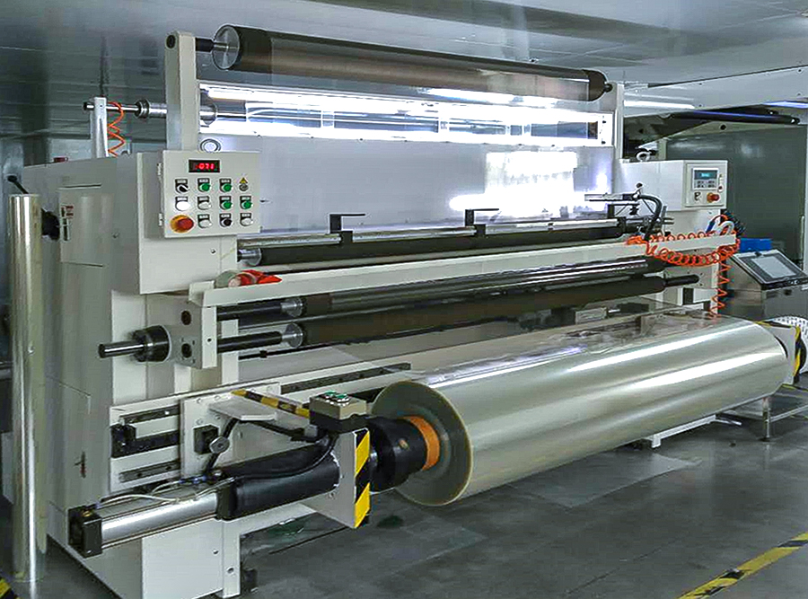 How does Plastic Film Slitter handle heat-sealable films to ensure clean slitting without affecting the film's heat-sealability capabilities?