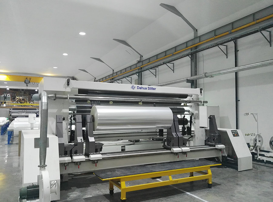 How does the plastic film slitter ensure clean and smooth edges without causing burrs in the plastic film?