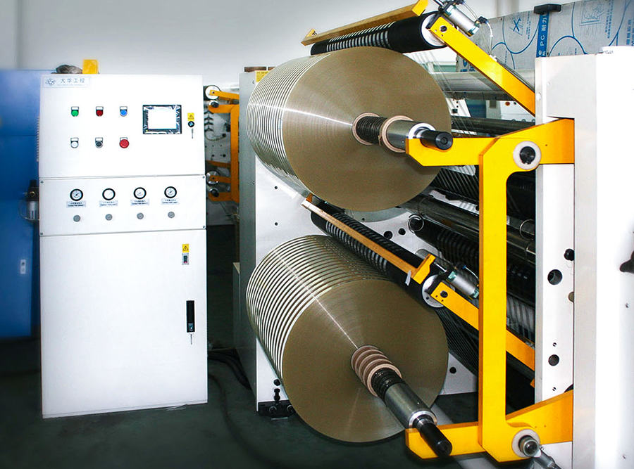What factors should be considered when selecting the blade type for a shaft-type slitter?