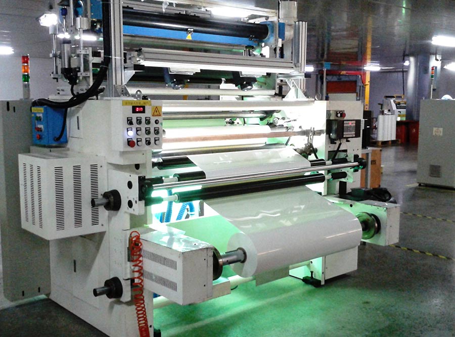 How does the geometry of the blades in a slitter rewinder machine influence the accuracy and precision of the slitting process?