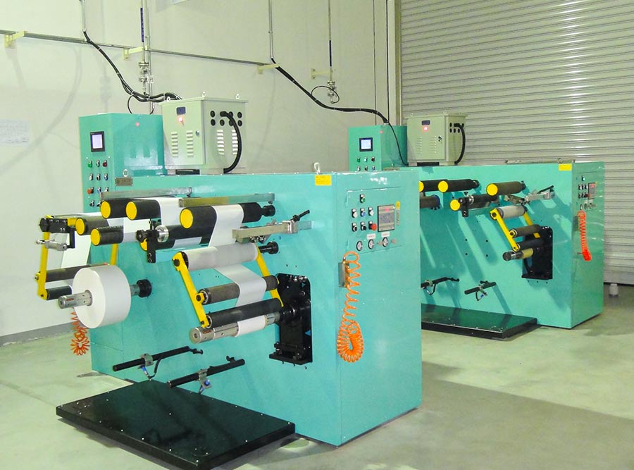 How do different blade types in a shaft-type slitter affect the quality of the cut material?