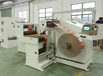 How does the Slitter Rewinder Machine handle dynamic changes in tension requirements during the rewinding process?